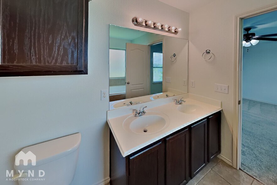 Building Photo - 440 Stonebrook Dr