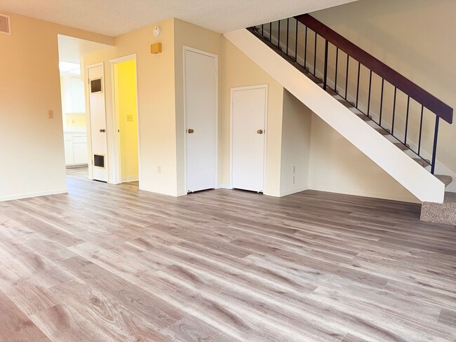 Building Photo - 2 bedroom 1.5 bath 2 story townhome