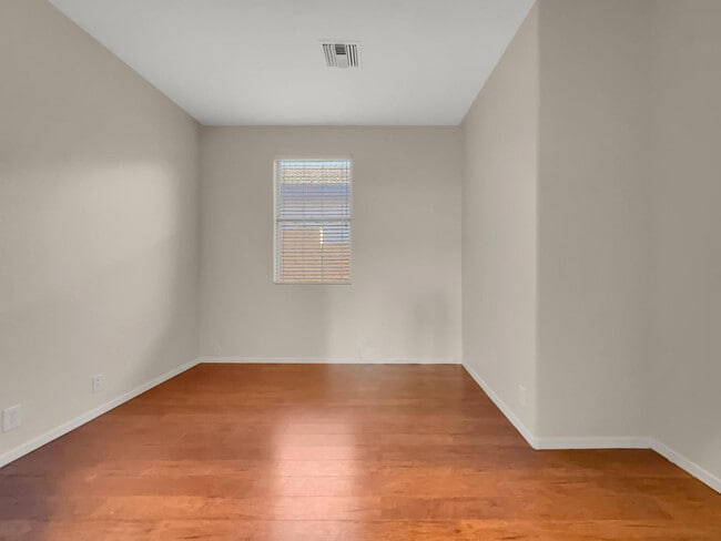 Building Photo - 261 N Nash Way