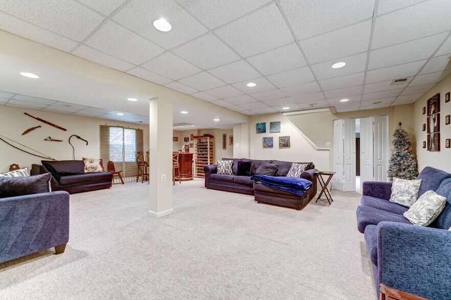 Lots of space & light in Lower Level - 10108 Donegal Ct