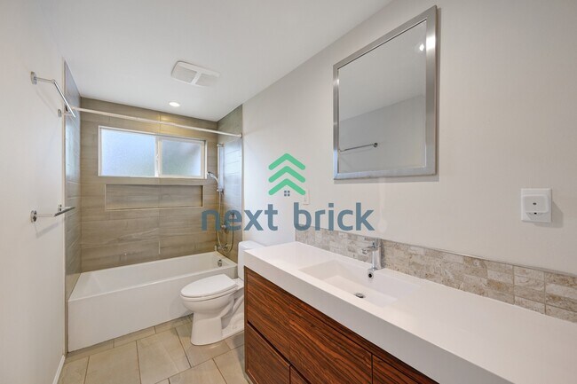 Building Photo - "Charming 3-Bedroom Bellevue Retreat: Cozy Comfort & Ideal Location!"