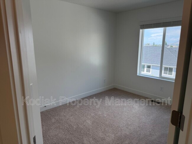 Building Photo - 229 W 925 N