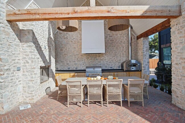 Building Photo - 225 W 1st St