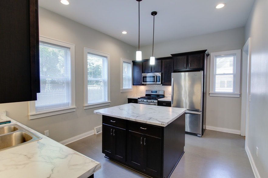 Kitchen - 1937 N Bartlett Ave