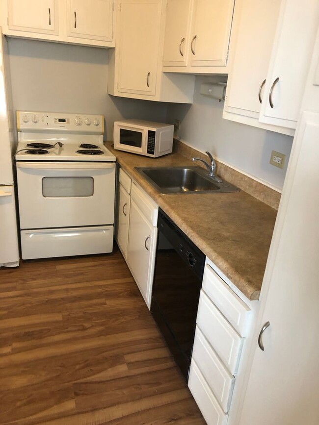 Building Photo - 2 Bedroom 2 Bath Newly Remodeled Unit. Hea...