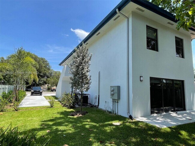 Building Photo - 4736 NW 15th Ct