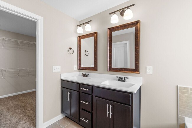 Building Photo - Pet Friendly Four Bedroom!