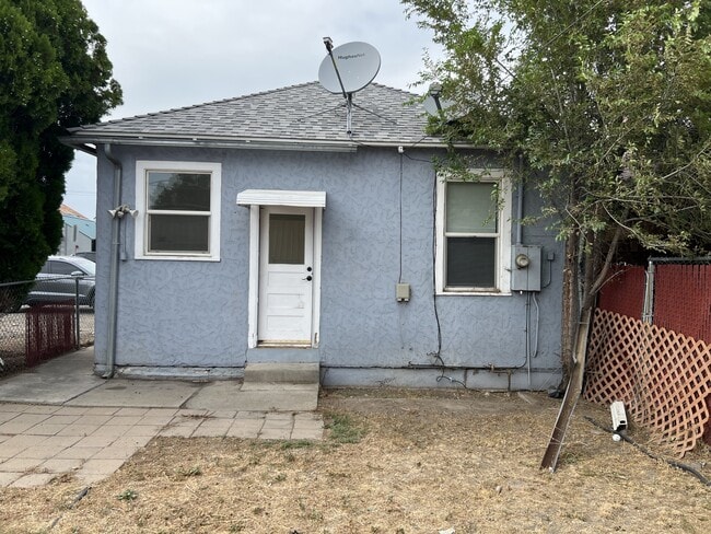 Building Photo - 570 Silver St