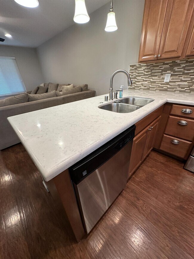 Building Photo - 5090 N Roosevelt Ave