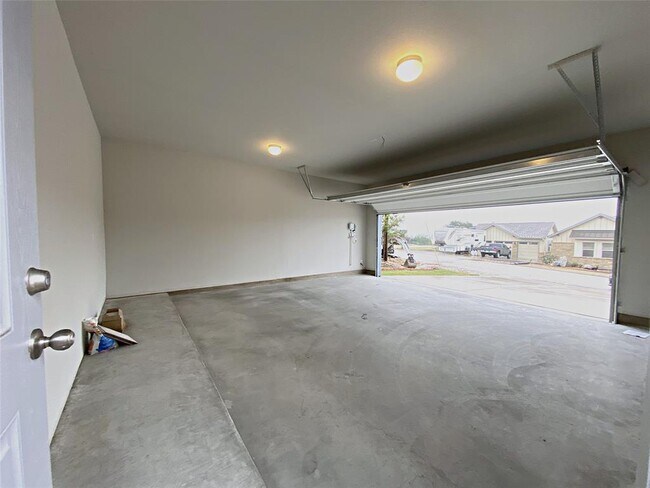 Building Photo - 20915 Oak Dale Dr