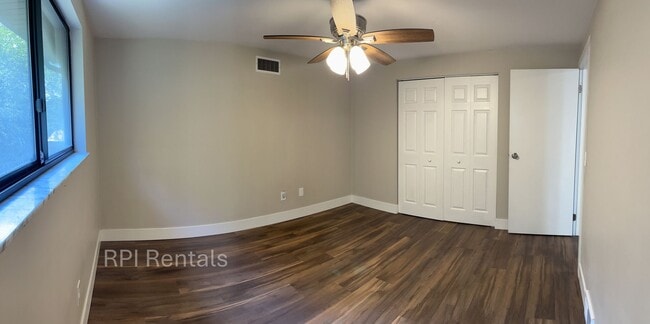 Building Photo - Shaler 2 Bedroom Townhouse