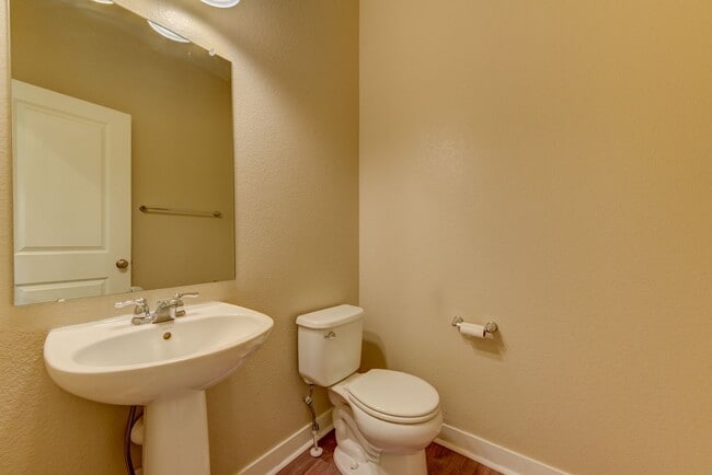 Building Photo - Beautiful 3 bed Uptown Broomfield Townhome...