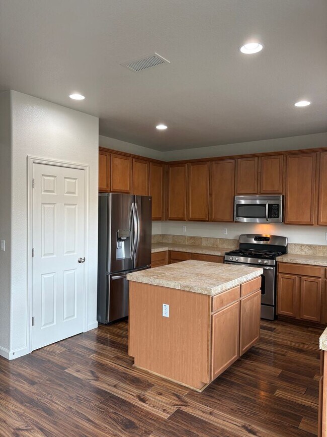 Building Photo - Freshly painted  5 bedroom 3 bath home