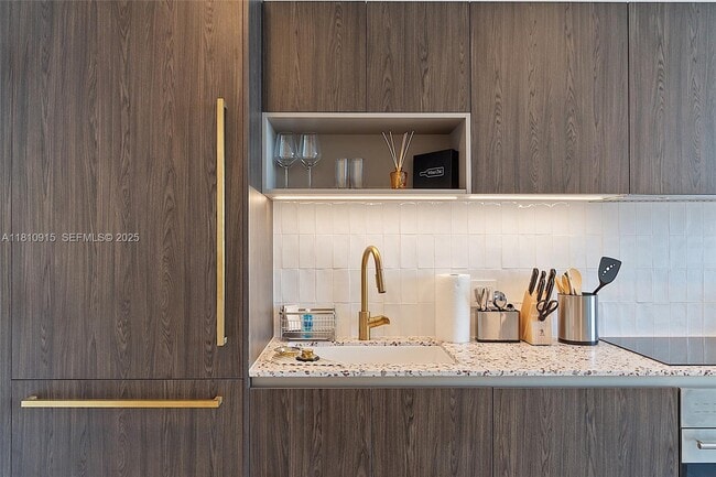 Building Photo - 601 NE 1st Ave