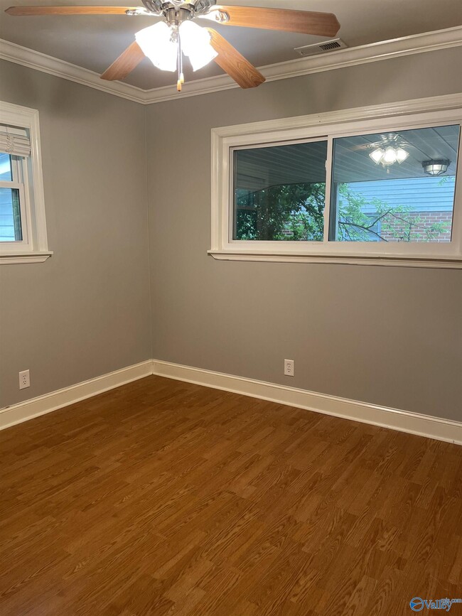 Building Photo - 505 Greenacres Dr NW