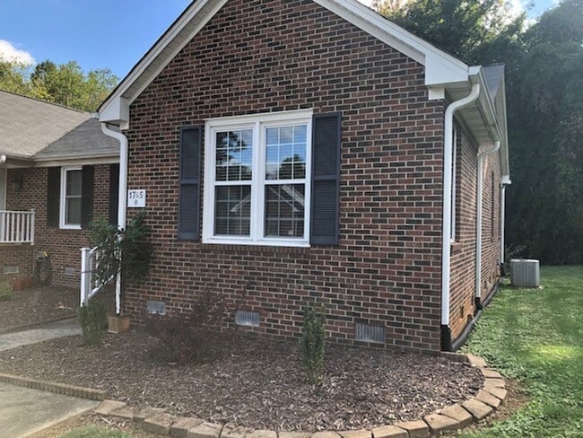 Building Photo - ****** $200 OFF FIRST FULL MONTH OF RENT!! ******