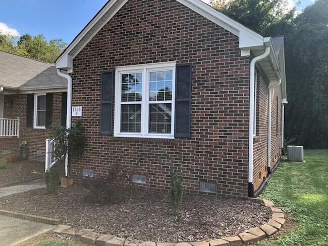 Building Photo - READY TO MOVE IN! 2 Beds 2 Baths! Price ad...