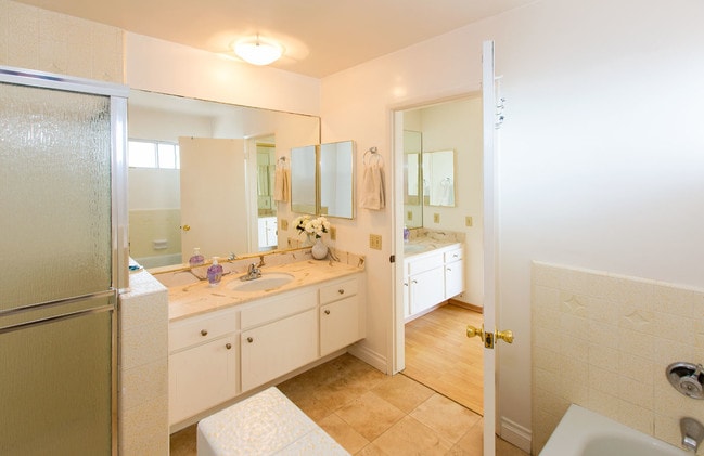 Master Bath - 18109 Coastline Dr