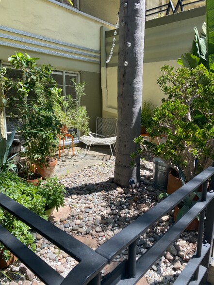 Building Photo - 520-522 N Rossmore Ave