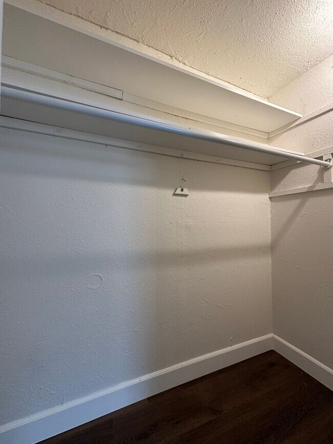 Building Photo - 2 Bedroom with Upstairs Loft