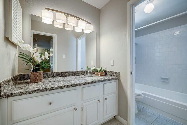 Building Photo - 7913 Ellinger Ln