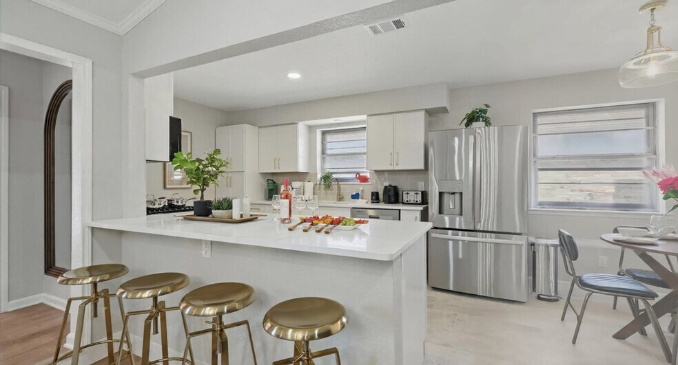 Building Photo - 522 Flamingo Way