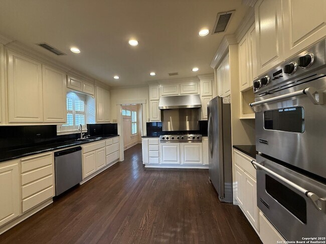 Building Photo - 334 W Gramercy Pl