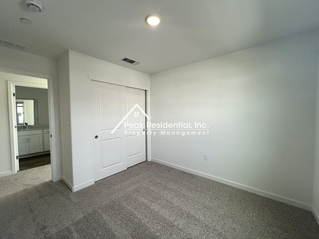 Building Photo - Newer Sacramento 4bd/2.5ba Home!