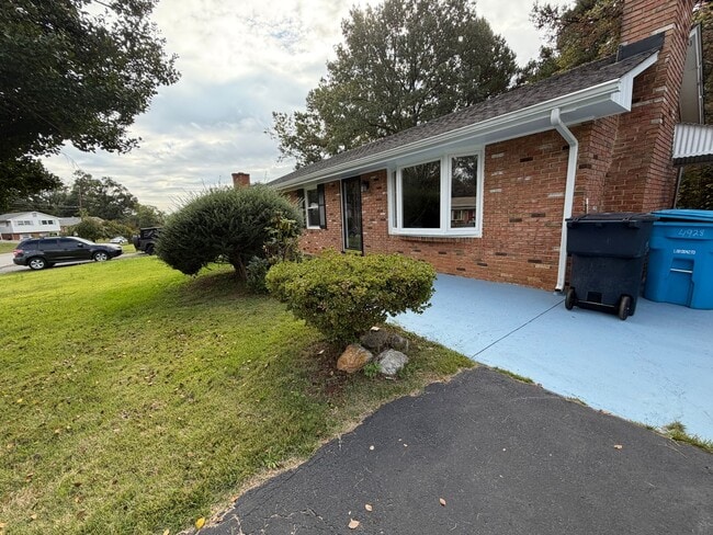 Building Photo - Beautiful Update Brick Ranch!