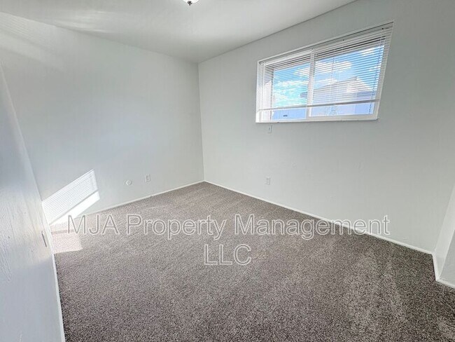 Building Photo - 2523 S Lakecrest Dr