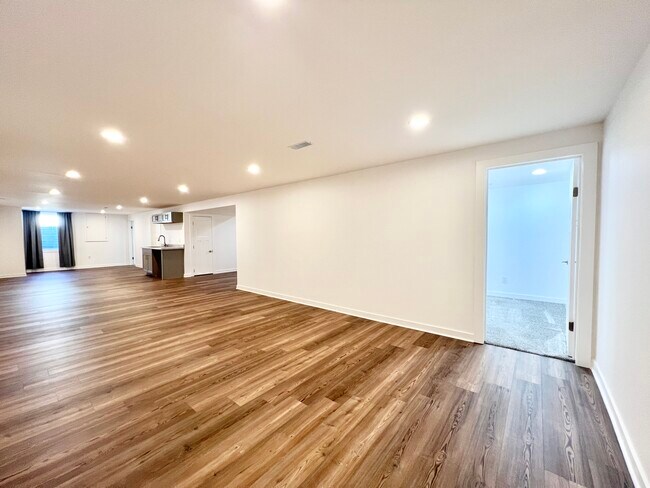 Building Photo - 4316 Sandhill Dr