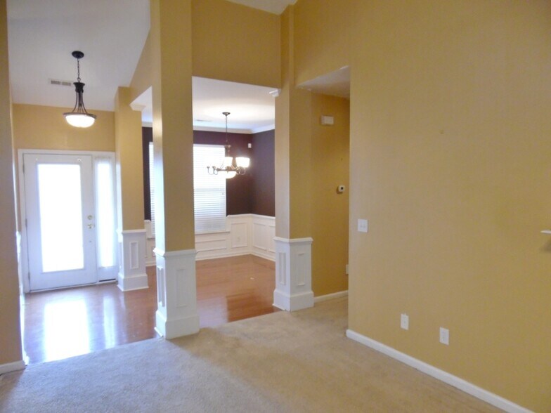 Building Photo - 422 Plamondon Dr