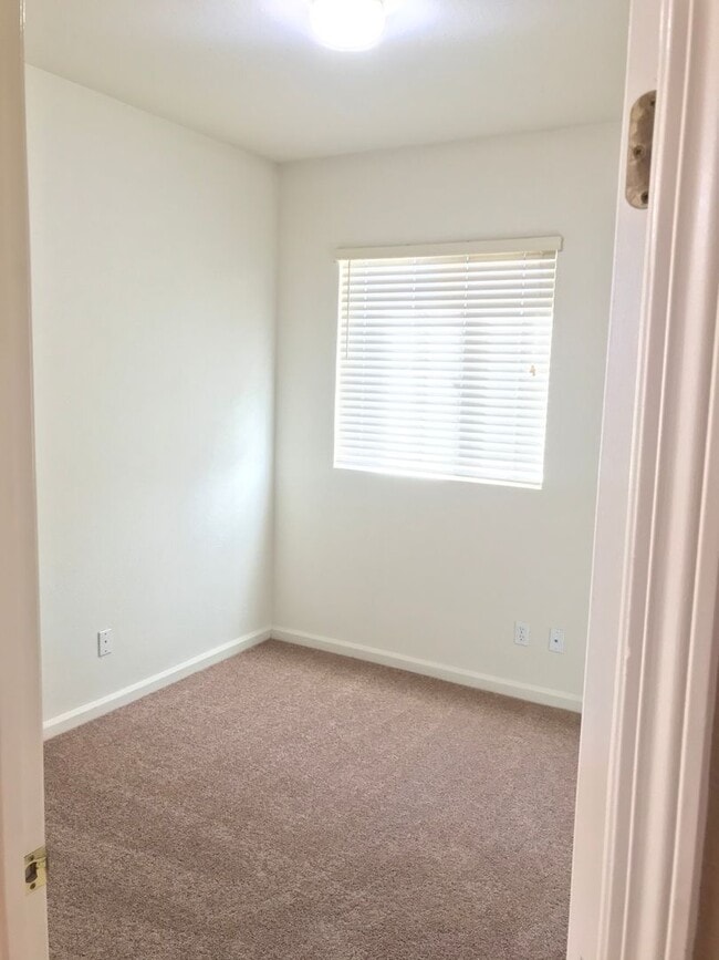 Building Photo - Updated 3bed/2bath home in Churchhill Downs