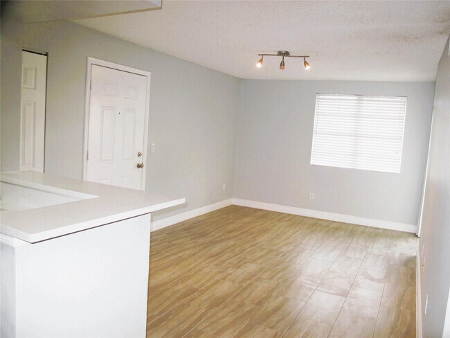 Building Photo - 1263 Ave