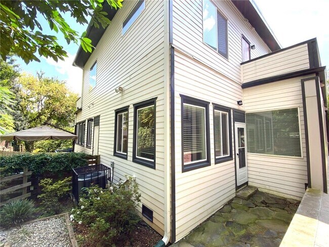 Building Photo - 1566 New St NE