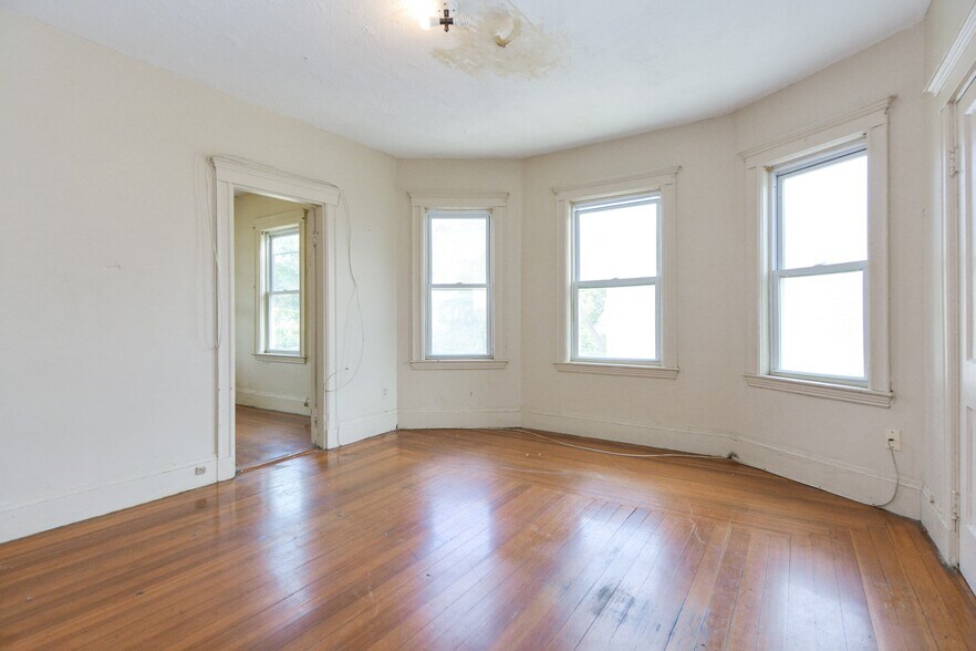 Building Photo - 46 Evelyn St