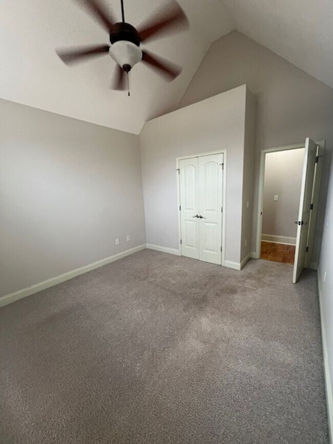 Building Photo - Southern Comfort & Style: Discover This Be...