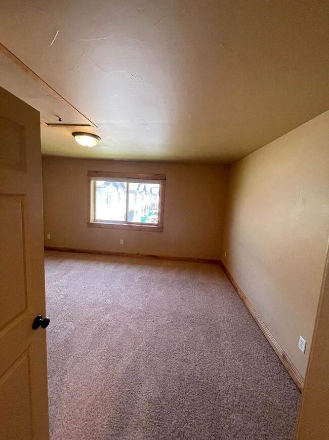Building Photo - 905 Saxon Way