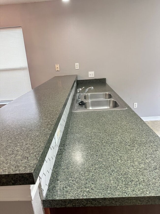 Building Photo - 3/2 Cottage in Maple Oaks Subdivision with garage