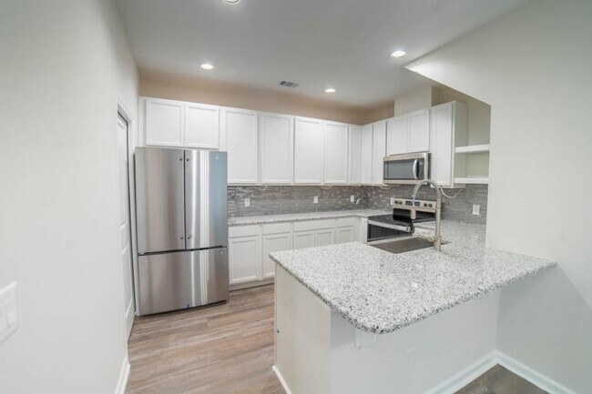 Building Photo - Beautiful 3-Bedroom Townhome in Sought-After Waterways Community