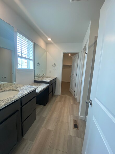 Building Photo - 4096 Chasm Lk Dr