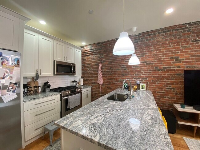 Building Photo - 139 Border St