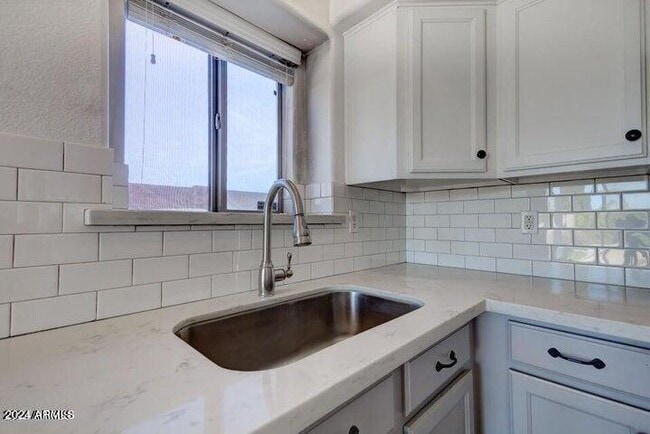 Building Photo - 2131 S Peppertree Dr