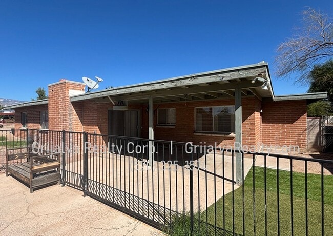 Building Photo - Eastside 4 Bedroom, 2 Bath House w/ Pool f...