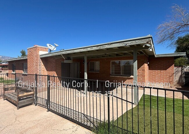 Building Photo - Large Eastside 4 Bedroom, 2 Bath House for Rent (Tanque Verde/Pantano)