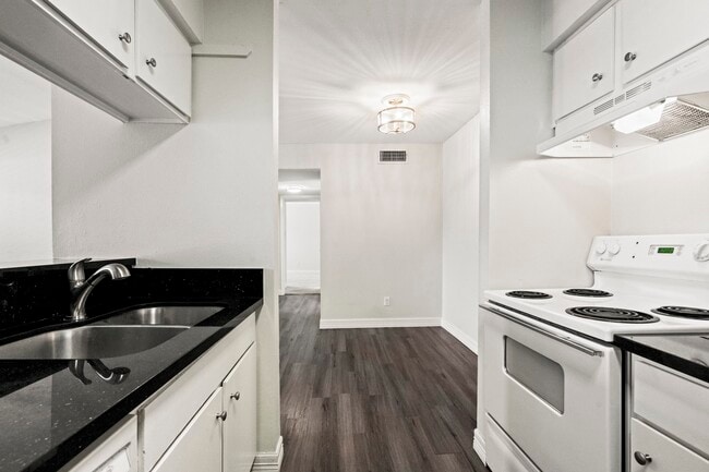 Building Photo - 3300 Pebblebrook Dr