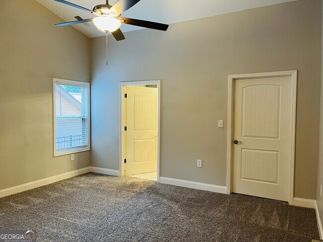 Building Photo - 5750 Crest Hill Dr NE