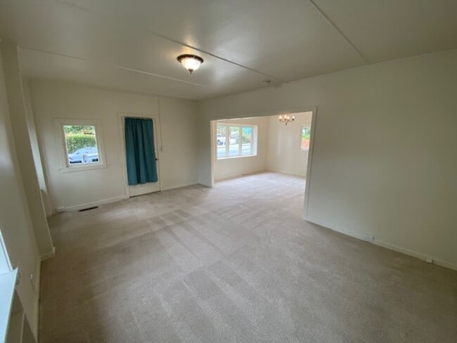 Building Photo - 17 Mile Drive Cottage!