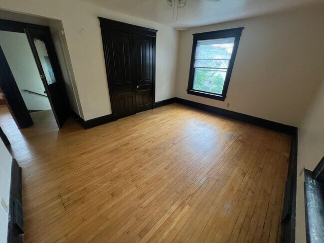 Building Photo - 621 E Locust St