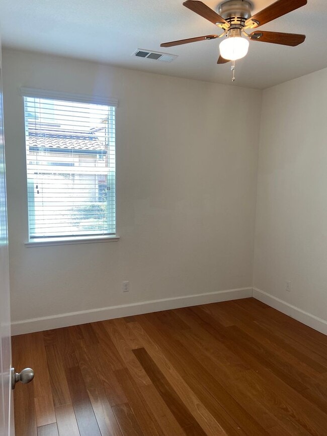 Building Photo - Folsom 4 bdrm, 3 bath near Folsom HS
